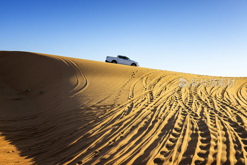 在沙漠中的沙丘上行驶的汽车，Merzouga, Erg Chebbi，撒哈拉，摩洛哥